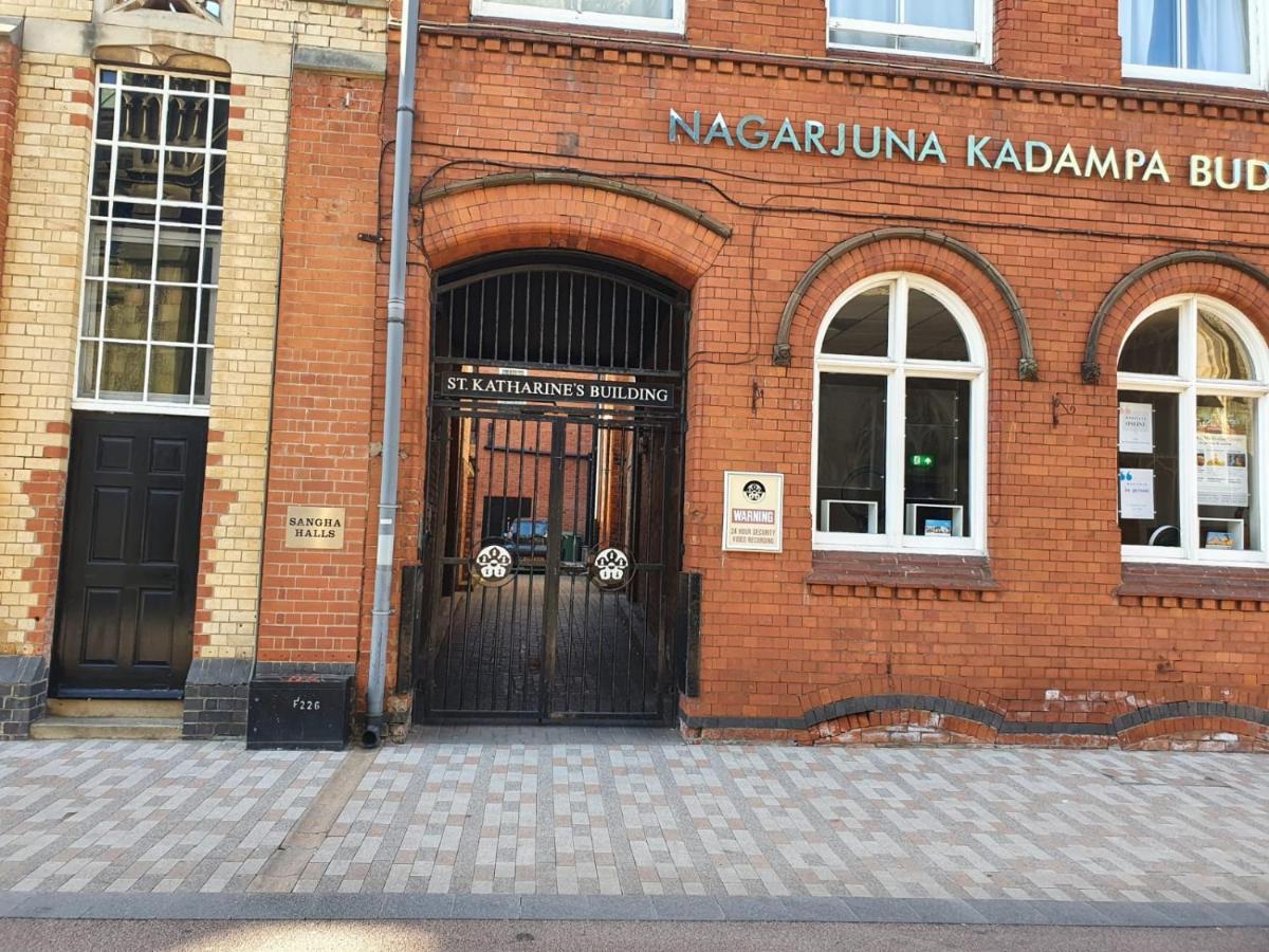 D19 Sangha Hall 레스터 외부 사진